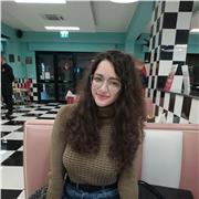 Studentessa di italianistica impartisce lezioni di italiano a studenti stranieri